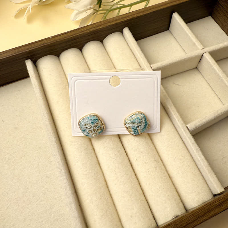 Buddha Stones Pendientes de botón geométricos cuadrados de brocado hechos a mano con diseño de canción - Azul (mismo tono de color, el estampado varía) - image 3