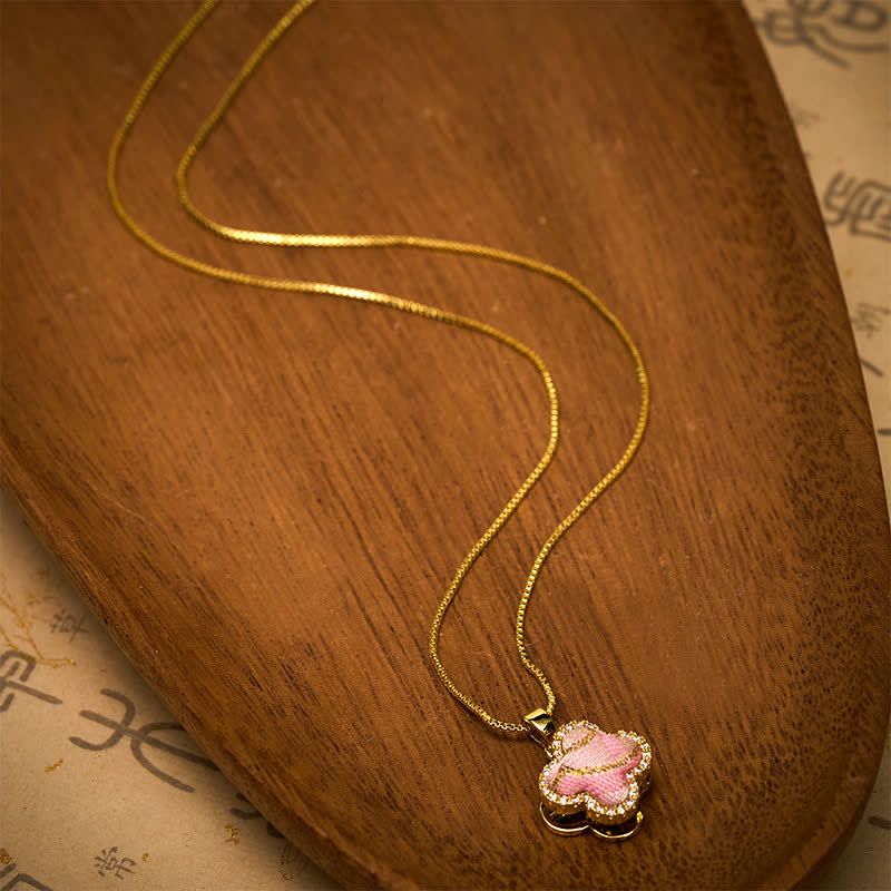Buddha Stones Collar de conexión armónica con corazón giratorio de cobre y trébol de cuatro hojas incrustado en brocado rosa. - image 3