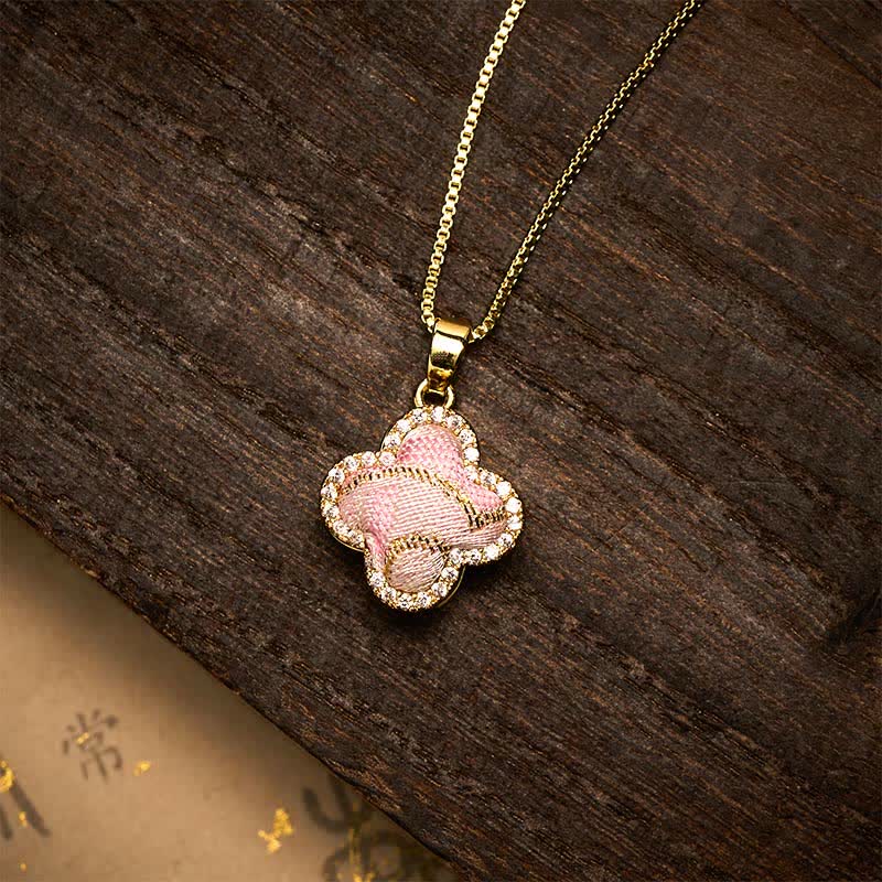 Buddha Stones Collar de conexión armónica con corazón giratorio de cobre y trébol de cuatro hojas incrustado en brocado rosa. - Trébol de cuatro hojas (mismo tono de color, el patrón varía) - image 0