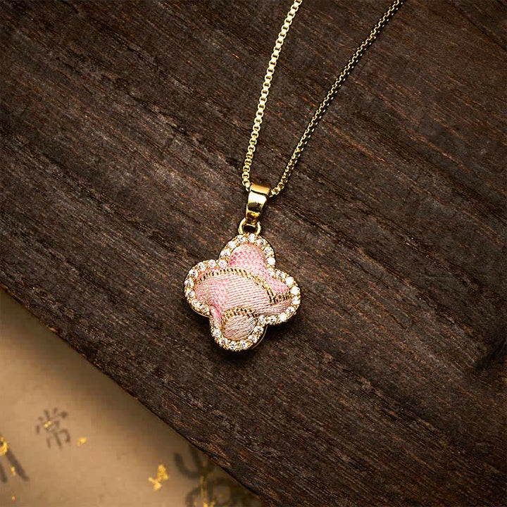 Buddha Stones Collar de conexión armónica con corazón giratorio de cobre y trébol de cuatro hojas incrustado en brocado rosa. - Trébol de cuatro hojas (mismo tono de color, el patrón varía) - image 0