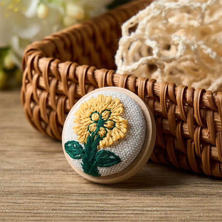 Buddha Stones Broche redondo de tela hecho a mano con diseño floral. - Margarita - Luz - image 0