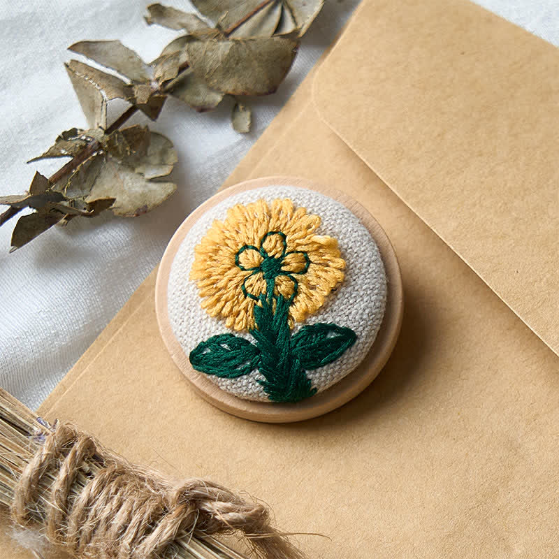 Buddha Stones Broche redondo de tela hecho a mano con diseño floral. - image 3