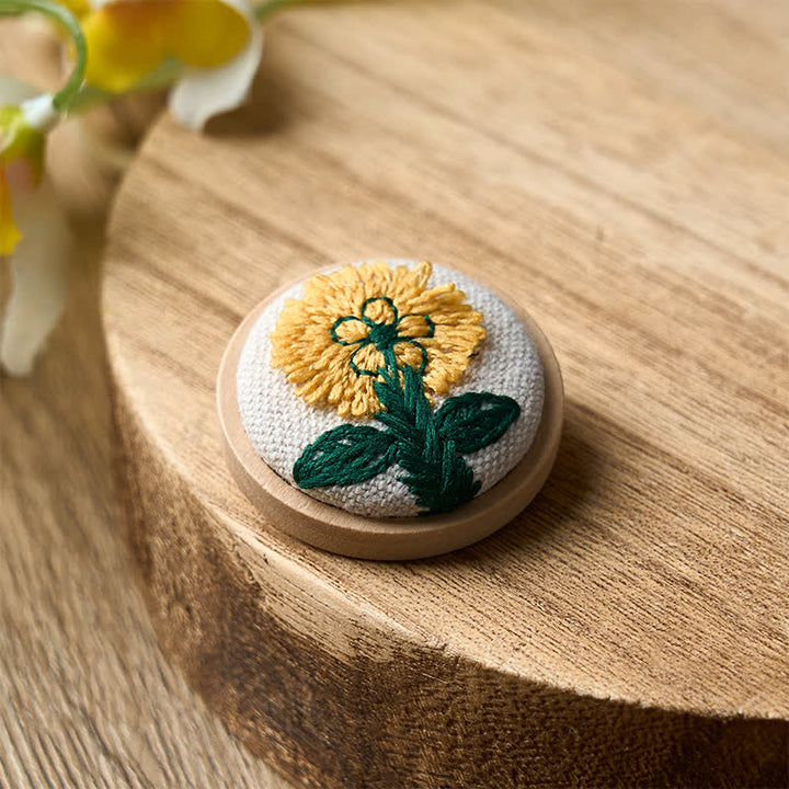 Buddha Stones Broche redondo de tela hecho a mano con diseño floral. - image 2