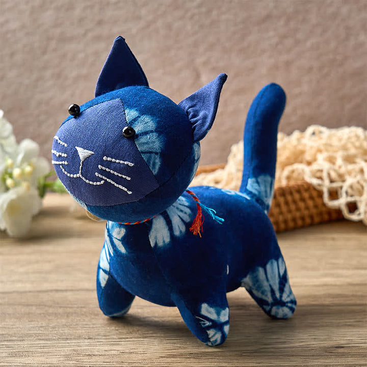 Buddha Stones Decoración de gato de algodón teñido a mano con cascabel - Azul Profundo (Gato teñido a mano con técnica tie-dye – Diseño único) - image 0