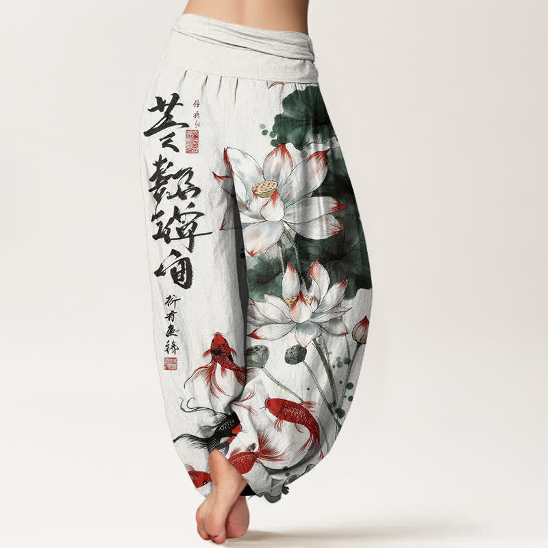 Buddha Stones Pantalones harem de mujer con cintura elástica y estampado de caligrafía en tinta de pez koi rojo y loto de algodón. - image 1
