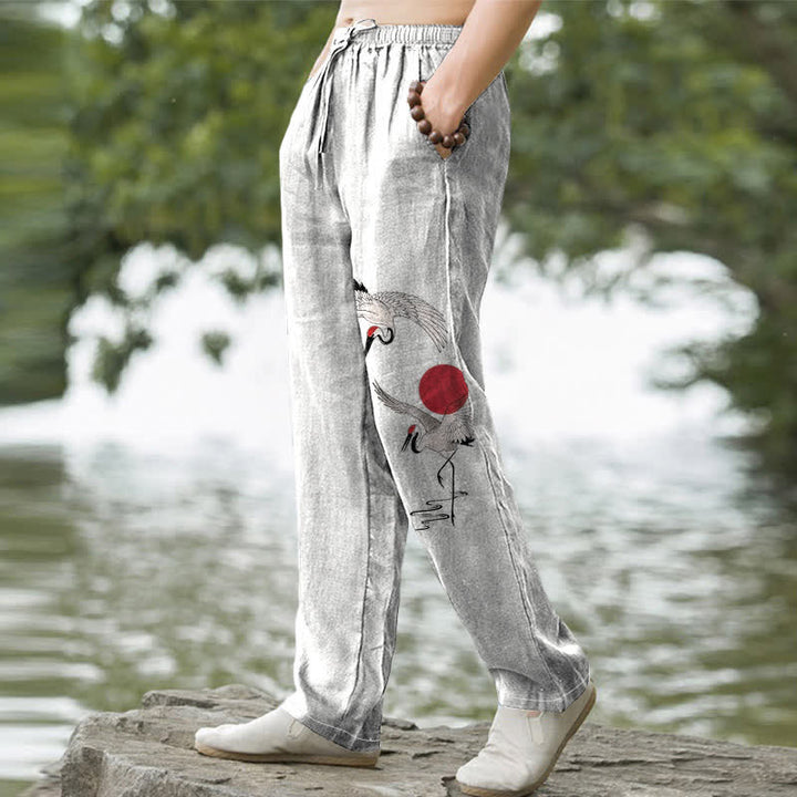 Buddha Stones Pantalones de hombre de algodón con estampado de grullas y sol rojo, corte ajustado y bolsillos. - image 1