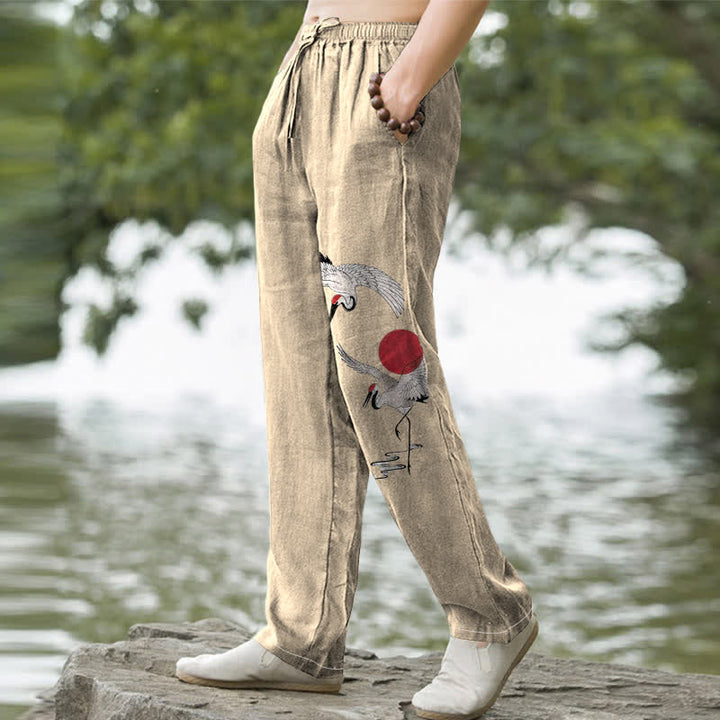 Buddha Stones Pantalones de hombre de algodón con estampado de grullas y sol rojo, corte ajustado y bolsillos. - image 5