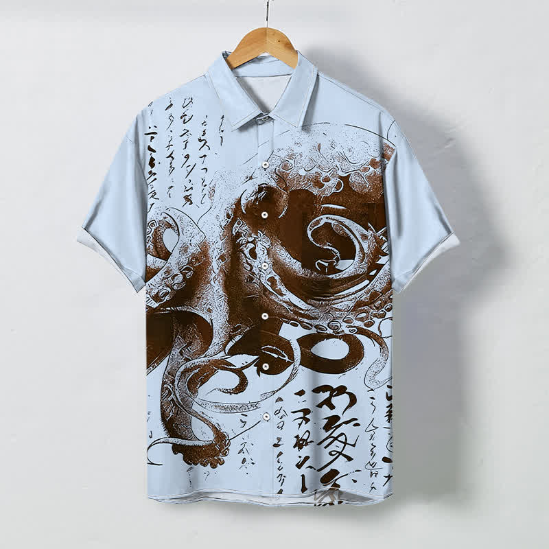 Buddha Stones Camisa de manga corta para hombre con botones y estampado de caligrafía de pulpo japonés, resistente a las arrugas. - Azul claro - US/UK/AU48, UE58 (4XL) - image 3
