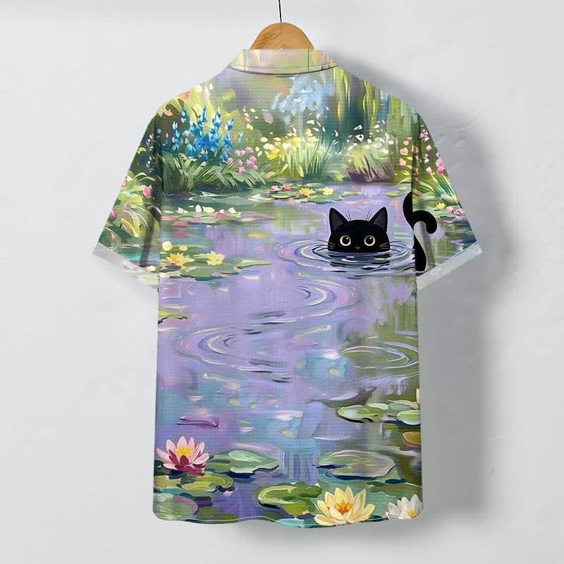 Buddha Stones Camisa transpirable de manga corta para hombre con estampado de lirios de agua y gato negro. - image 1