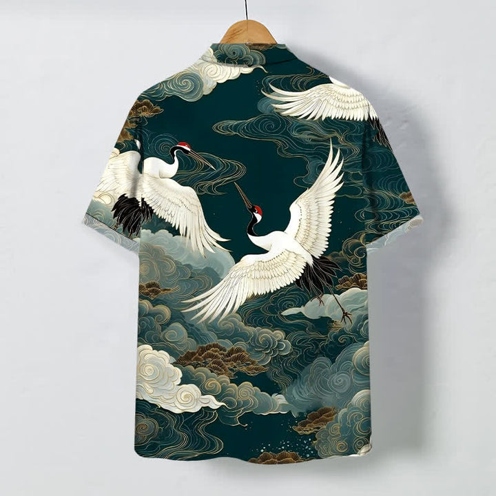 Buddha Stones Camisa de manga corta para hombre resistente a las arrugas con botones y estampado de nubes auspiciosas y grullas de corona roja en vuelo. - image 1