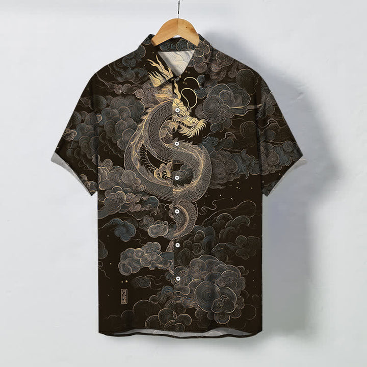 Buddha Stones Camisa de manga corta para hombre con botones y estampado de nube de dragón dorado, resistente a las arrugas. - Negro - US/UK/AU48, UE58 (4XL) - image 0