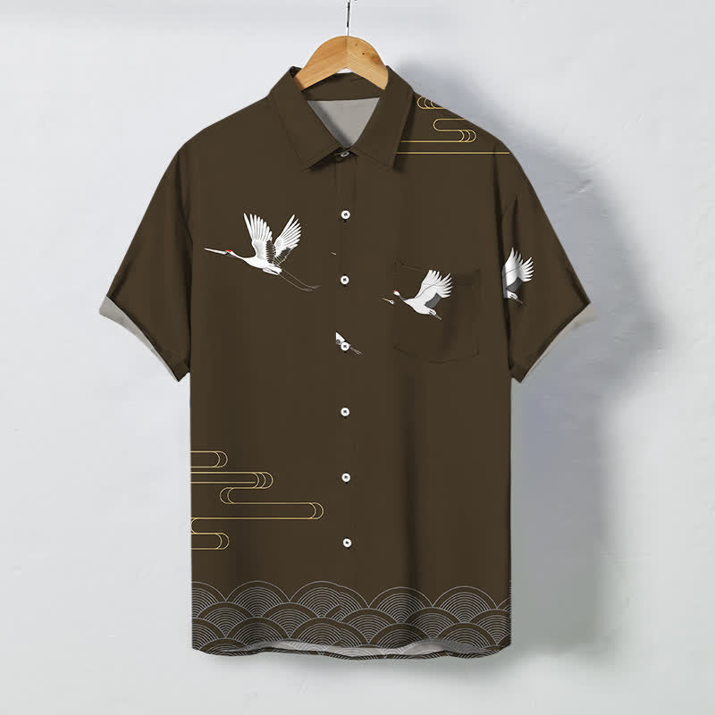 Buddha Stones Camisa transpirable de manga corta para hombre con botones estampados de ondas doradas y grullas - Marrón silla de montar - US/UK/AU48, UE58 (4XL) - image 5