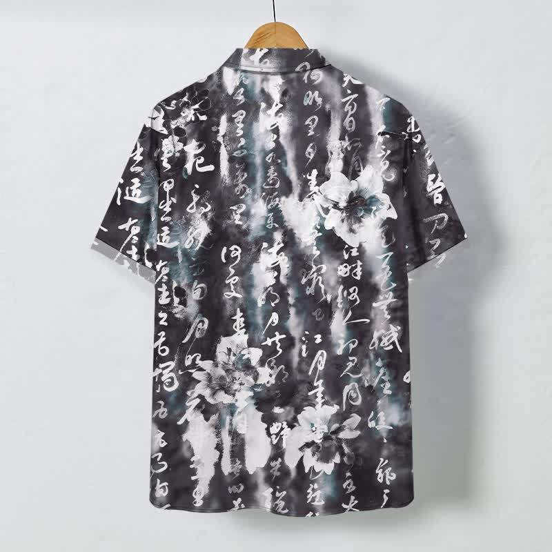 Buddha Stones Camisa transpirable de manga corta para hombre con botones y estampado floral caligráfico - image 1