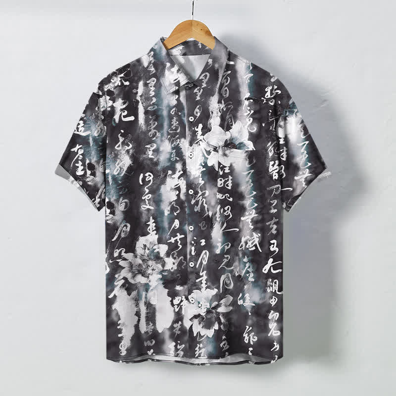 Buddha Stones Camisa transpirable de manga corta para hombre con botones y estampado floral caligráfico - Negro - US/UK/AU48, UE58 (4XL) - image 0