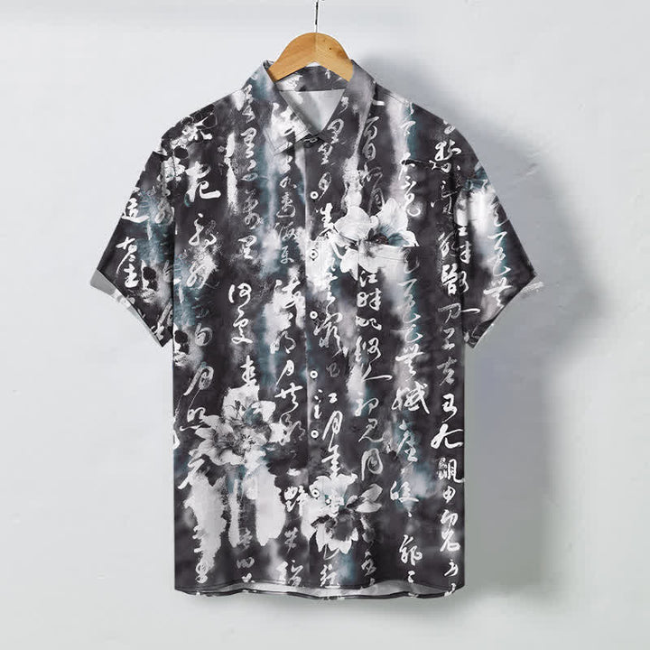 Buddha Stones Camisa transpirable de manga corta para hombre con botones y estampado floral caligráfico - Negro - US/UK/AU48, UE58 (4XL) - image 0