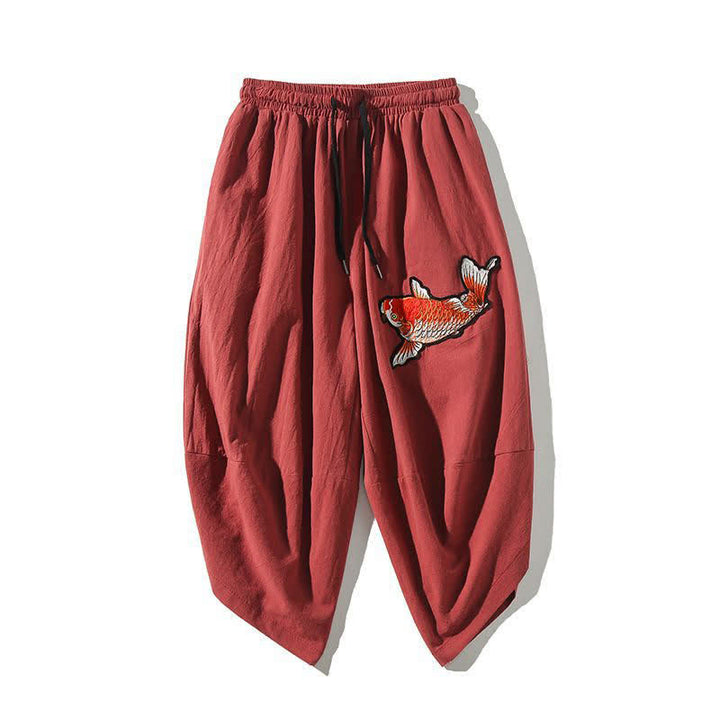 Buddha Stones Pantalones capri estilo Tang de verano con cordón y estampado de peces koi, pantalones harem para hombre con bolsillo - Rojo indio - US/UK/AU46, EU56 (5XL) - image 0