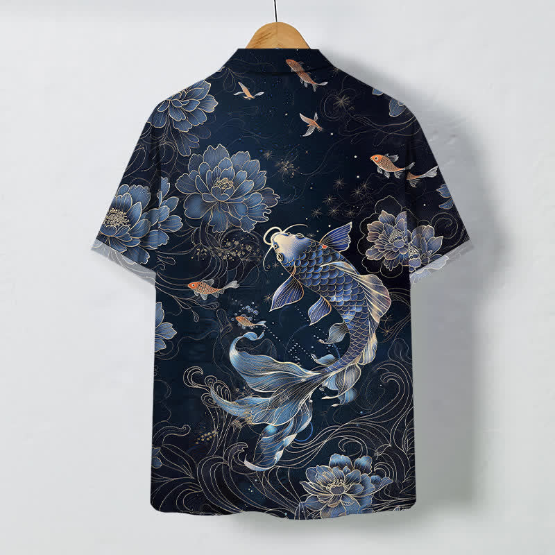 Buddha Stones Camisa transpirable de manga corta para hombre con botones y estampado de loto koi azul - image 1