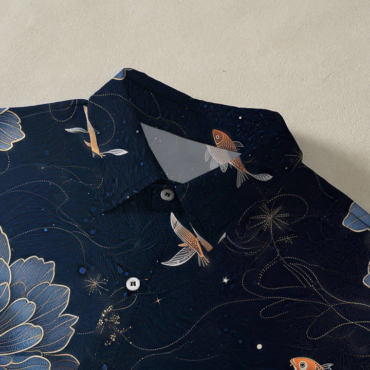 Buddha Stones Camisa transpirable de manga corta para hombre con botones y estampado de loto koi azul - image 2