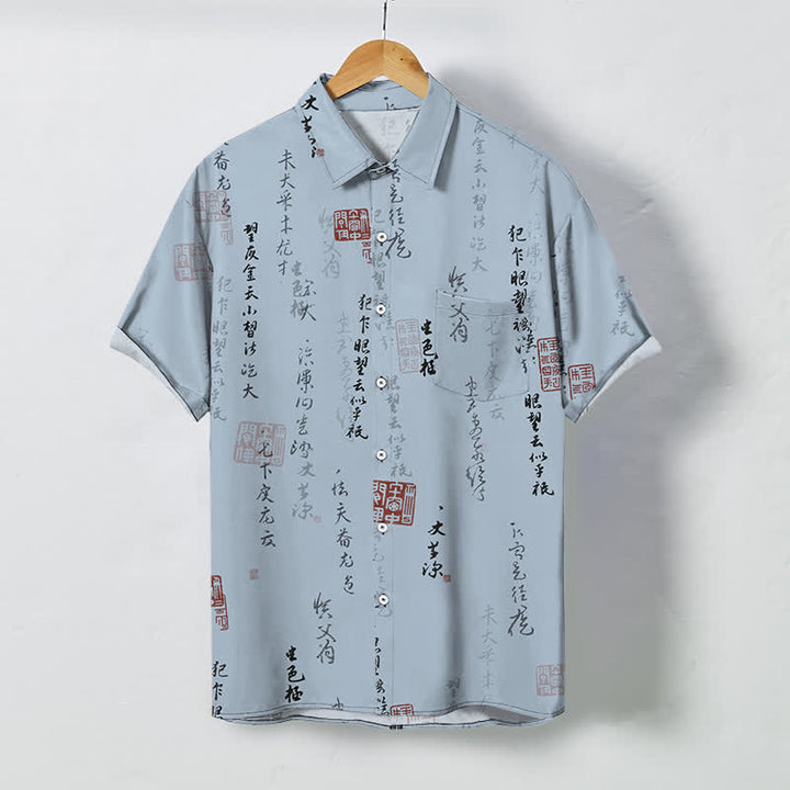 Buddha Stones Camisa transpirable de manga corta para hombre con botones y estampado de sello rojo y caligrafía china. - Azul acero claro - US/UK/AU48, UE58 (4XL) - image 0