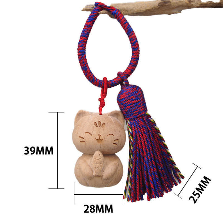 Buddha Stones Llaveros con borla de gato de la suerte, tallados a mano en madera clara. - Gato magenta comiendo pescado - image 16