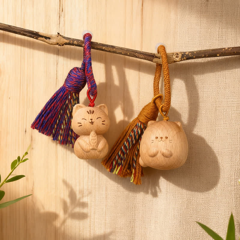Buddha Stones Llaveros con borla de gato de la suerte, tallados a mano en madera clara. - image 0