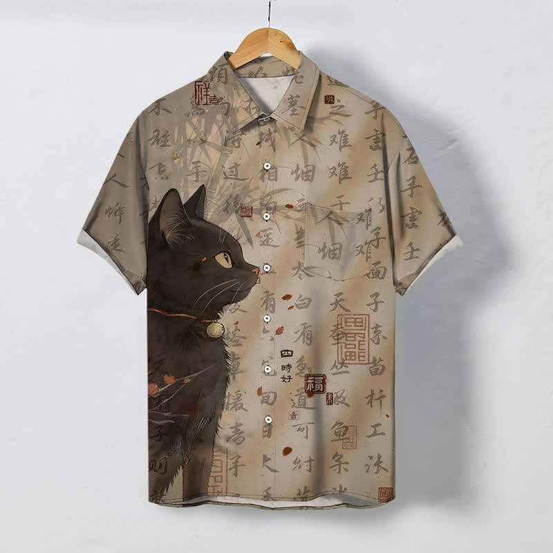 Buddha Stones Camisa transpirable de manga corta para hombre con botones y estampado de sello de caligrafía de gato negro - Broncearse - US/UK/AU48, UE58 (4XL) - image 0
