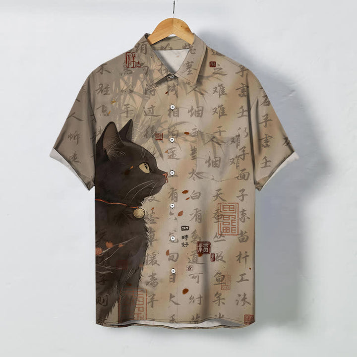 Buddha Stones Camisa transpirable de manga corta para hombre con botones y estampado de sello de caligrafía de gato negro - Broncearse - US/UK/AU48, UE58 (4XL) - image 0