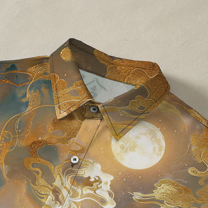 Buddha Stones Camisa de manga corta para hombre con botones y estampado de nubes y luna en la montaña brumosa, resistente a las arrugas. - image 2