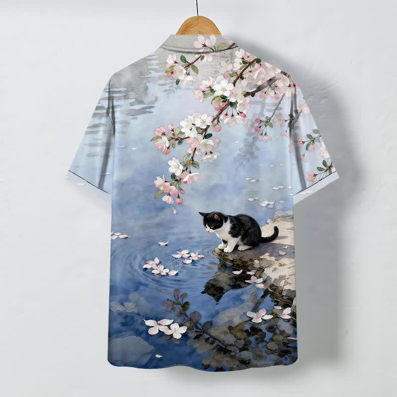 Buddha Stones Camisa de manga corta para hombre con botones y estampado de gato en flor de cerezo junto al agua, resistente a las arrugas. - image 1