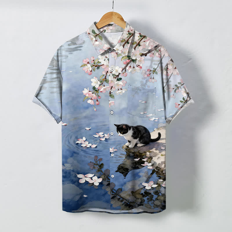 Buddha Stones Camisa de manga corta para hombre con botones y estampado de gato en flor de cerezo junto al agua, resistente a las arrugas. - Azul claro - US/UK/AU48, UE58 (4XL) - image 0
