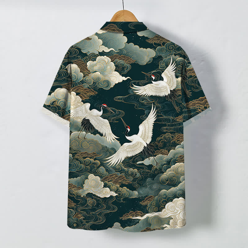 Buddha Stones Camisa de manga corta transpirable para hombre con estampado de grulla de corona roja, nubes blancas doradas y ondas. - image 1