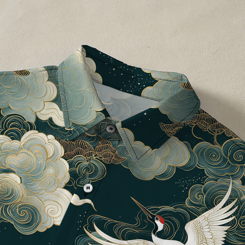 Buddha Stones Camisa de manga corta transpirable para hombre con estampado de grulla de corona roja, nubes blancas doradas y ondas. - image 2