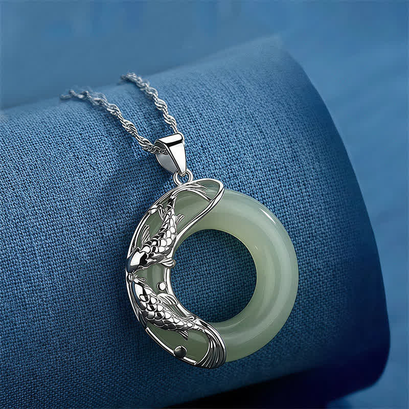 Buddha Stones Collar con colgante de hebilla circular de jade Hetian verde con forma de pez koi y símbolo de la suerte. - image 1