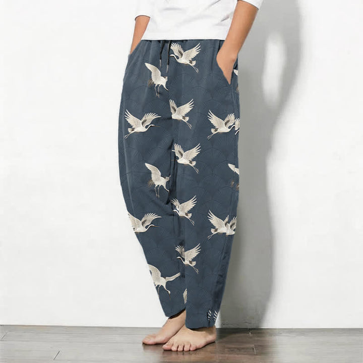 Buddha Stones Pantalones de hombre de algodón puro con estampado de grullas blancas, cordón ajustable y corte cónico con bolsillos. - image 1
