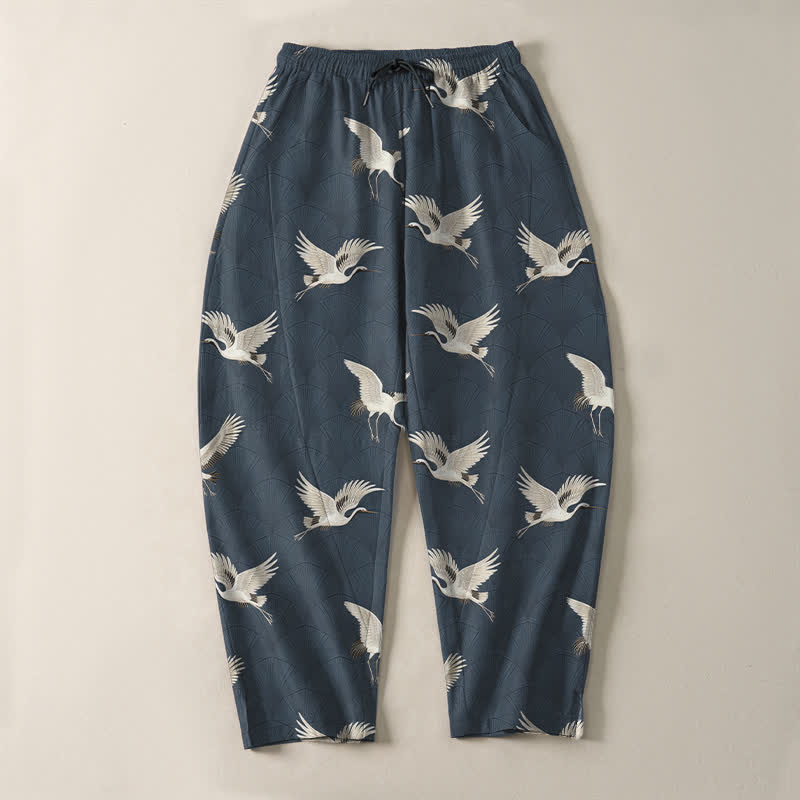 Buddha Stones Pantalones de hombre de algodón puro con estampado de grullas blancas, cordón ajustable y corte cónico con bolsillos. - image 2