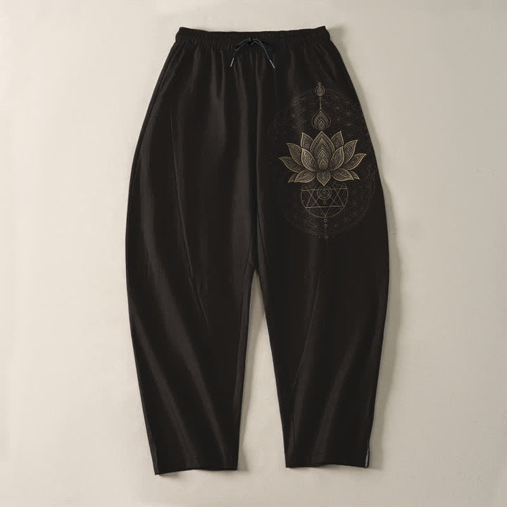 Buddha Stones Pantalones de hombre de algodón puro con estampado geométrico de mandala de loto, cordón ajustable y corte cónico, con bolsillos. - image 2
