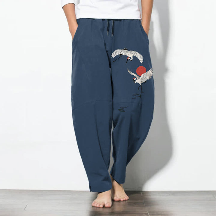 Buddha Stones Pantalones de hombre de algodón puro con estampado de grulla y sol rojo, corte ajustado, cordón y bolsillos. - Azul acero - US/UK/AU50, EU60 (5XL) - image 0