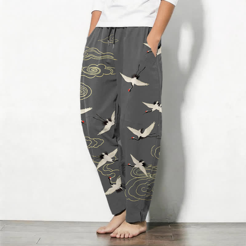 Buddha Stones Pantalones de hombre de algodón puro, color blanco, con estampado de grullas de corona roja y nubes, corte ajustado, con cordón y bolsillos. - image 1