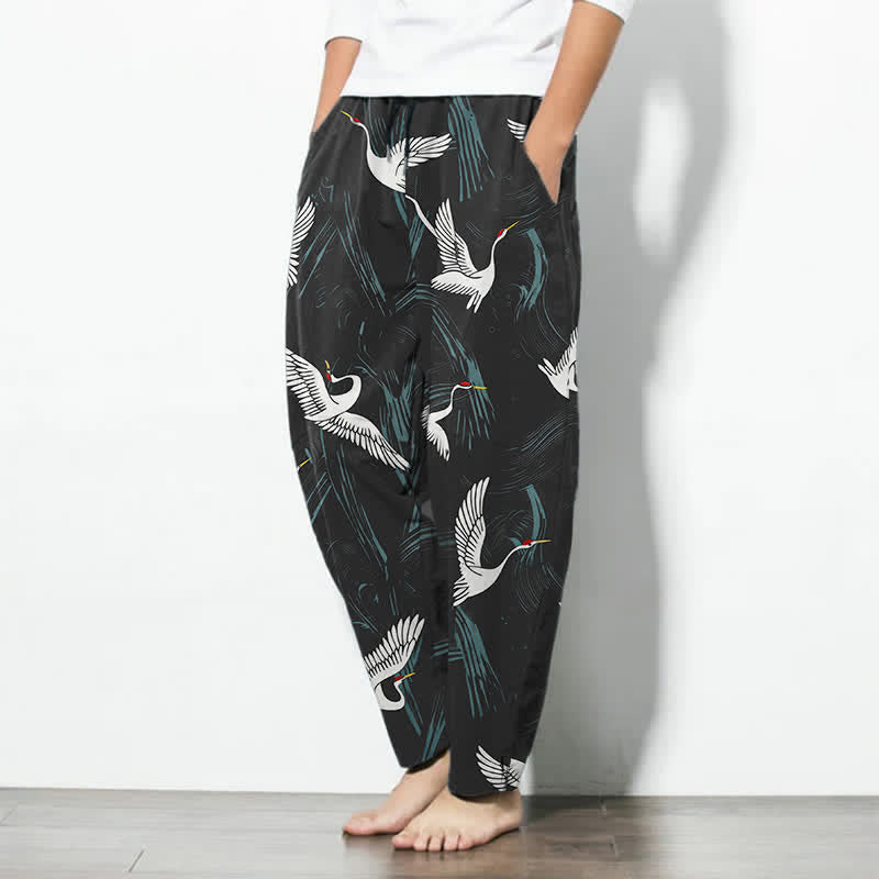 Buddha Stones Pantalones de hombre de algodón puro con estampado de grullas en blanco y negro, cordón ajustable y corte cónico, con bolsillos. - image 1