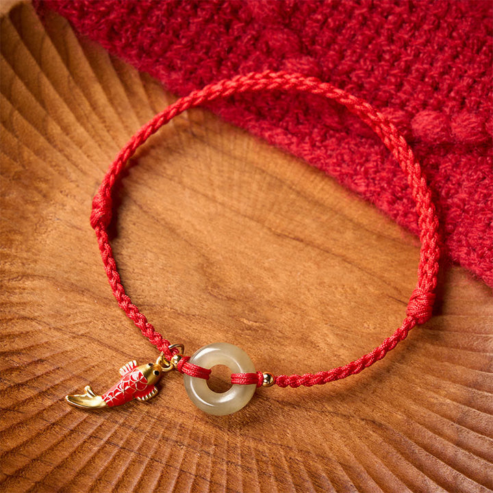 Buddha Stones Pulsera protectora con dije de pez koi, hebilla de la paz y cordón rojo de jade. - Jade natural (el color puede variar) - 16-18 cm - image 0