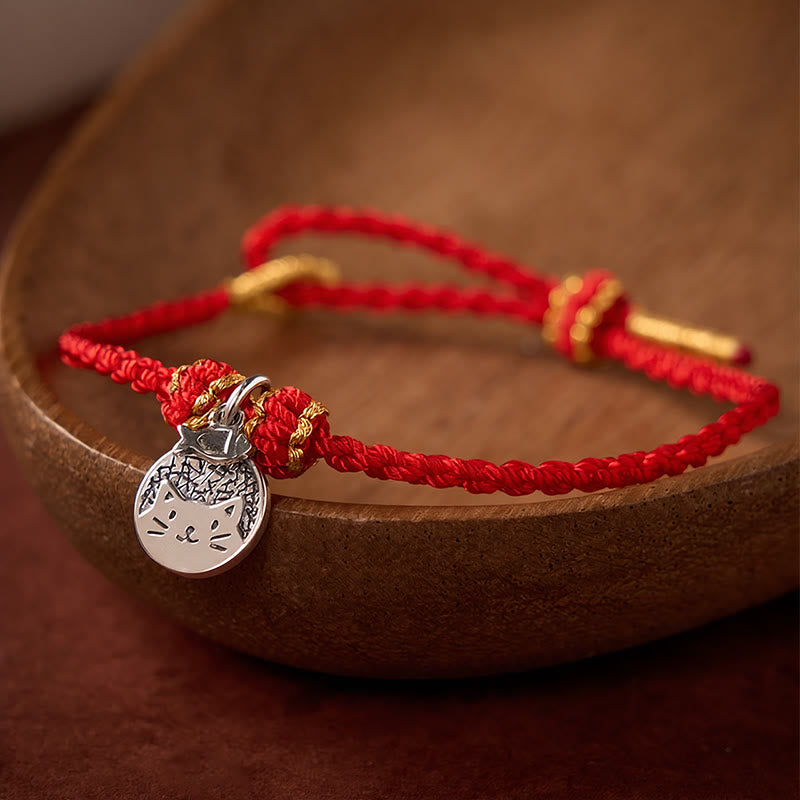 Buddha Stones Colgante redondo de plata de ley 925 con gatito comiendo pescado, símbolo de prosperidad, con pulsera trenzada de hilo rojo y negro. - image 1