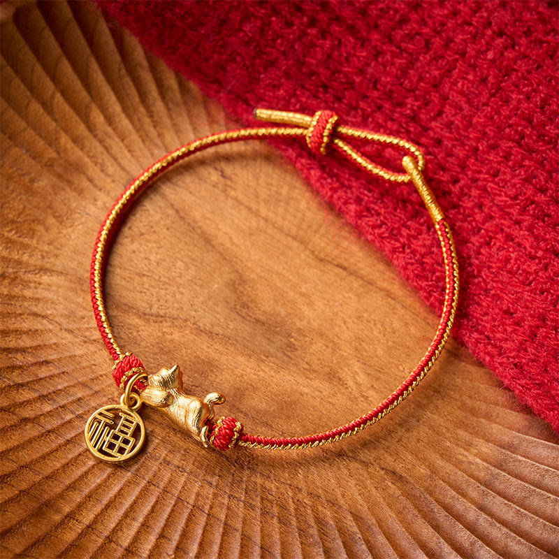 Buddha Stones Pulsera de la prosperidad tejida a mano con hilo rojo cobrizo y personaje de Cat Fu acostado - Personaje Cat&Fu (Circunferencia de la muñeca: 15-18 cm) - image 0