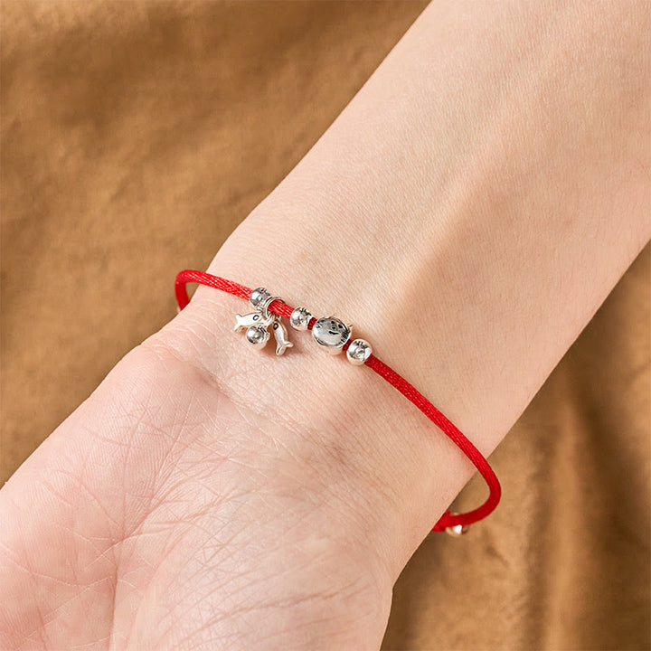 Buddha Stones Pulsera de plata de ley 925 con lindo diseño de gato y pez, con hilo rojo y símbolo de bendición. - image 4