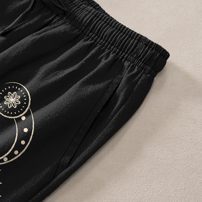 Buddha Stones Pantalones de hombre de algodón con estampado de mandala de fases lunares, corte ajustado y bolsillos. - image 2