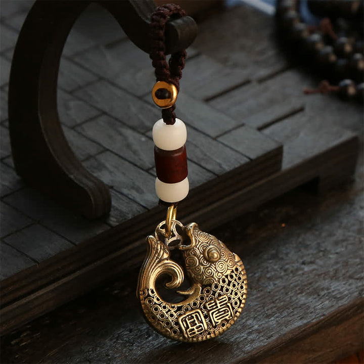Buddha Stones Llaveros redondos trenzados con dije de pez koi de latón para el éxito - Cuerda de cuentas blancas - image 0