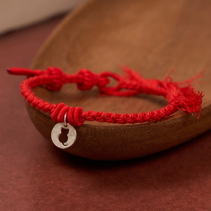 Buddha Stones Pulsera con dije de plata de ley 925 con diseño redondo hueco y cordón rojo de gato protector. - image 1