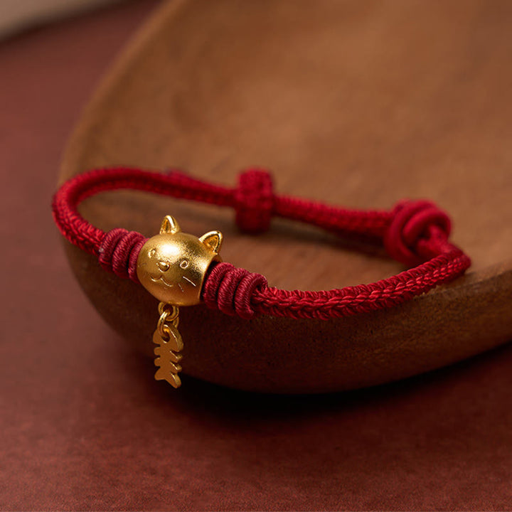 Buddha Stones Pulsera curativa de hilo rojo con lindo pez gato de cobre - Rojo oscuro (circunferencia de la muñeca: 15-18 cm) - image 0