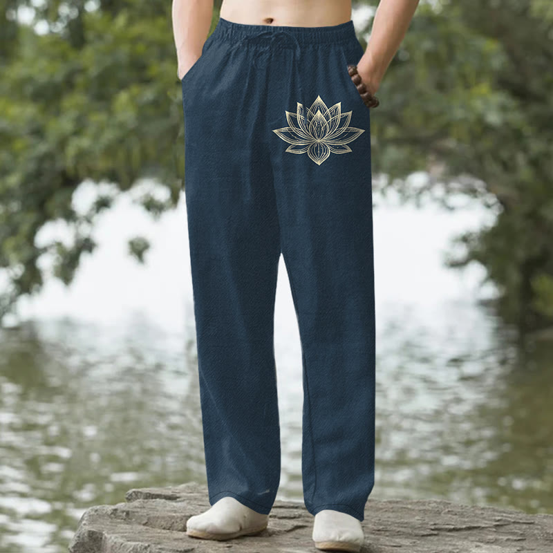 Buddha Stones Pantalones de hombre de algodón con estampado de loto dorado, corte ajustado y bolsillos. - Marina de guerra - US/UK/AU50, EU60 (5XL) - image 0
