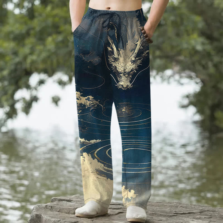 Buddha Stones Pantalones de hombre de algodón con estampado de ondas de dragón dorado y corte ajustado, con bolsillos. - Marina de guerra - US/UK/AU50, EU60 (5XL) - image 0