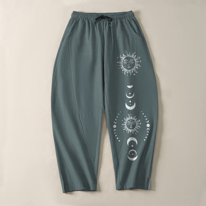 Buddha Stones Pantalones de hombre de algodón puro con estampado de fases lunares y cordón ajustable, corte cónico y bolsillos. - image 13
